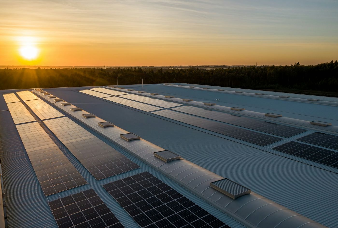 Montaje de energía solar y comunicaciones